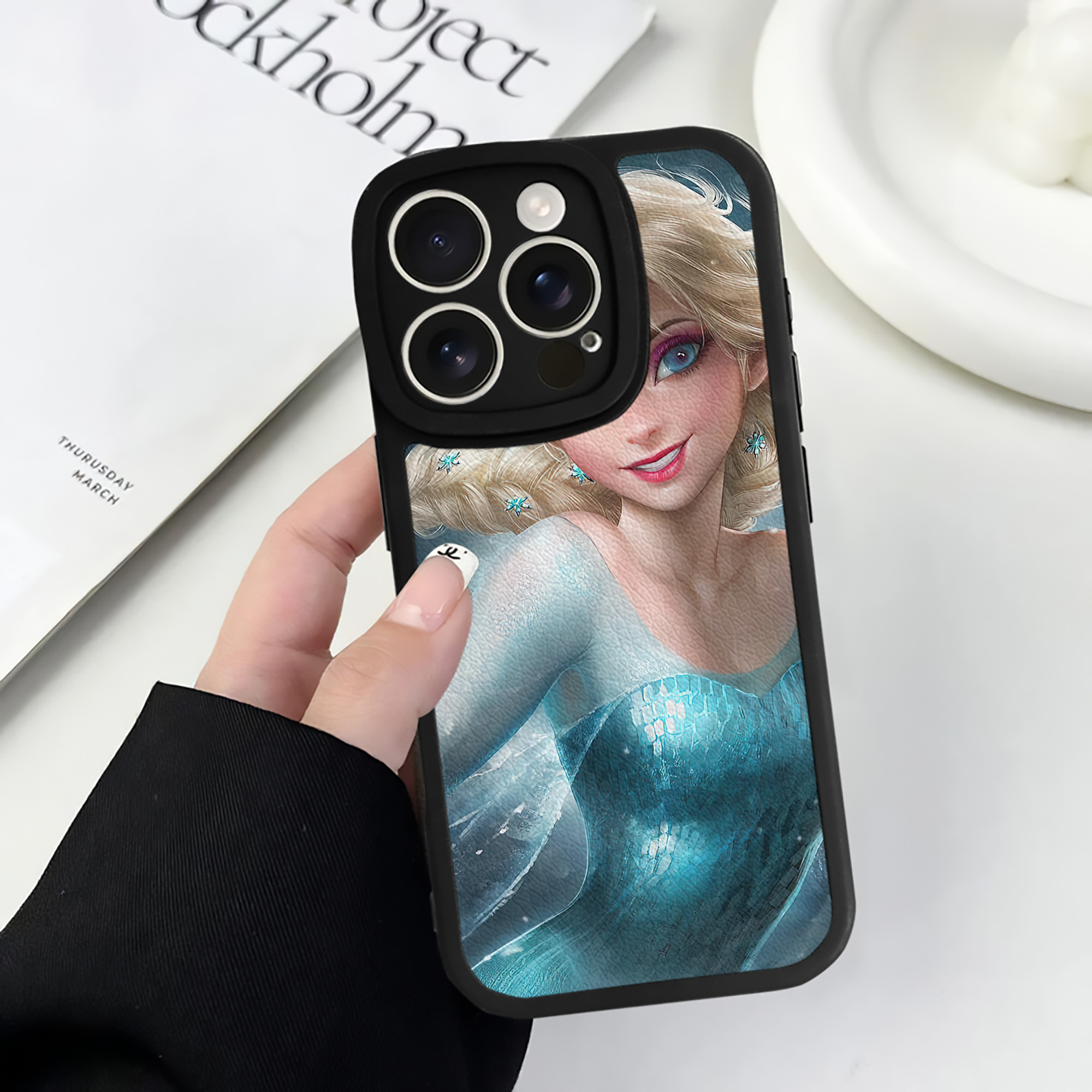 （画像用） アナと雪の女王 アンナ エルサ Frozen Anna Elsa 【iPhone 16シリーズ対応】シリコンスマホケース（レザー調） 材質：シリコン